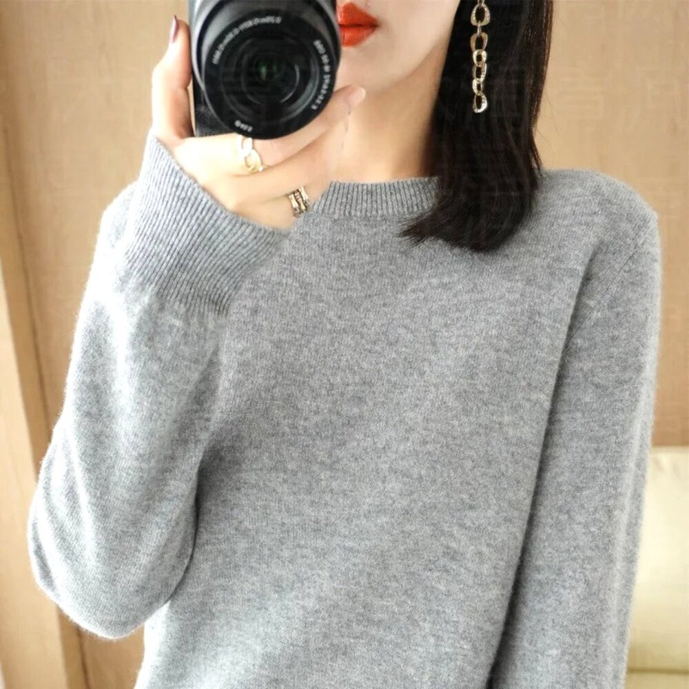 SIZE LARGE GRAY CREW NECK RIBBED AT COLLAR, CUFFS & HEM SOFT LIGHTWEIGHT SWEATER